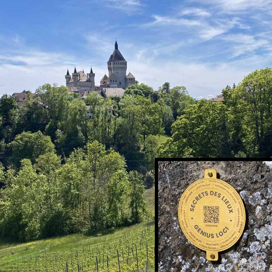 Genius-Loci-Medaille neben einem Schloss