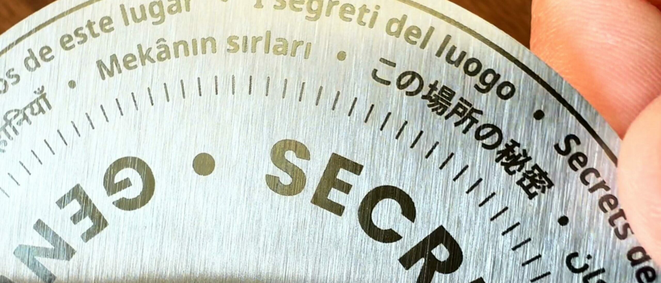 Détail de la médaille Genius Loci en inox brossé
