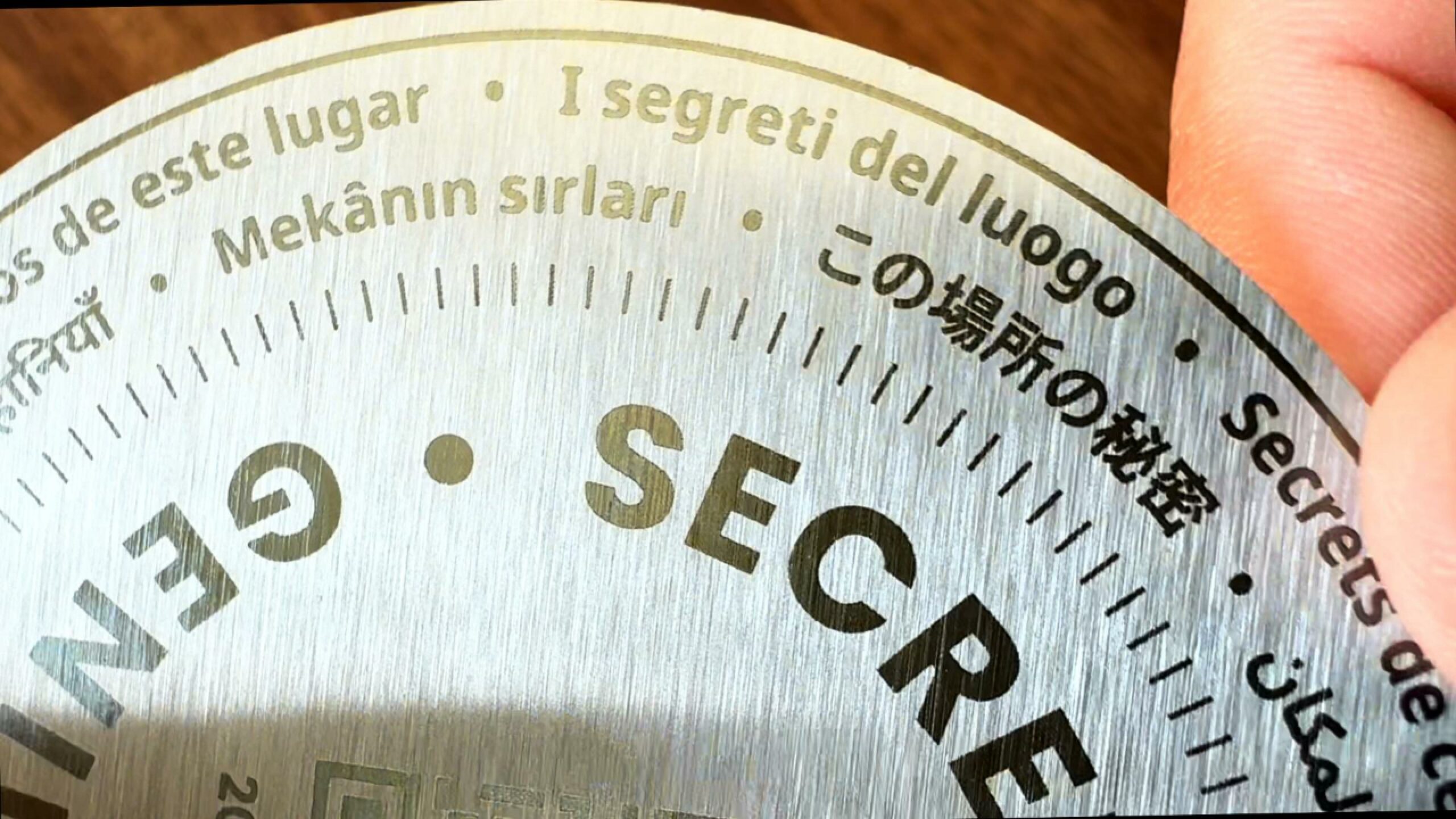Détail de la médaille Genius Loci en inox brossé