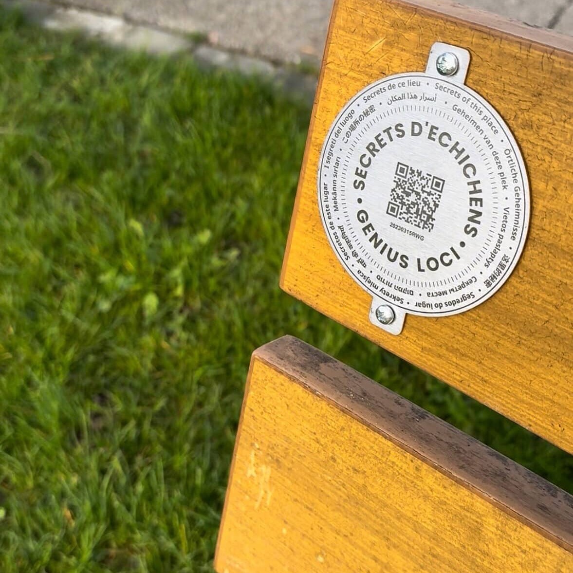 Medaille Genius Loci sur un banc public en Suisse - detail